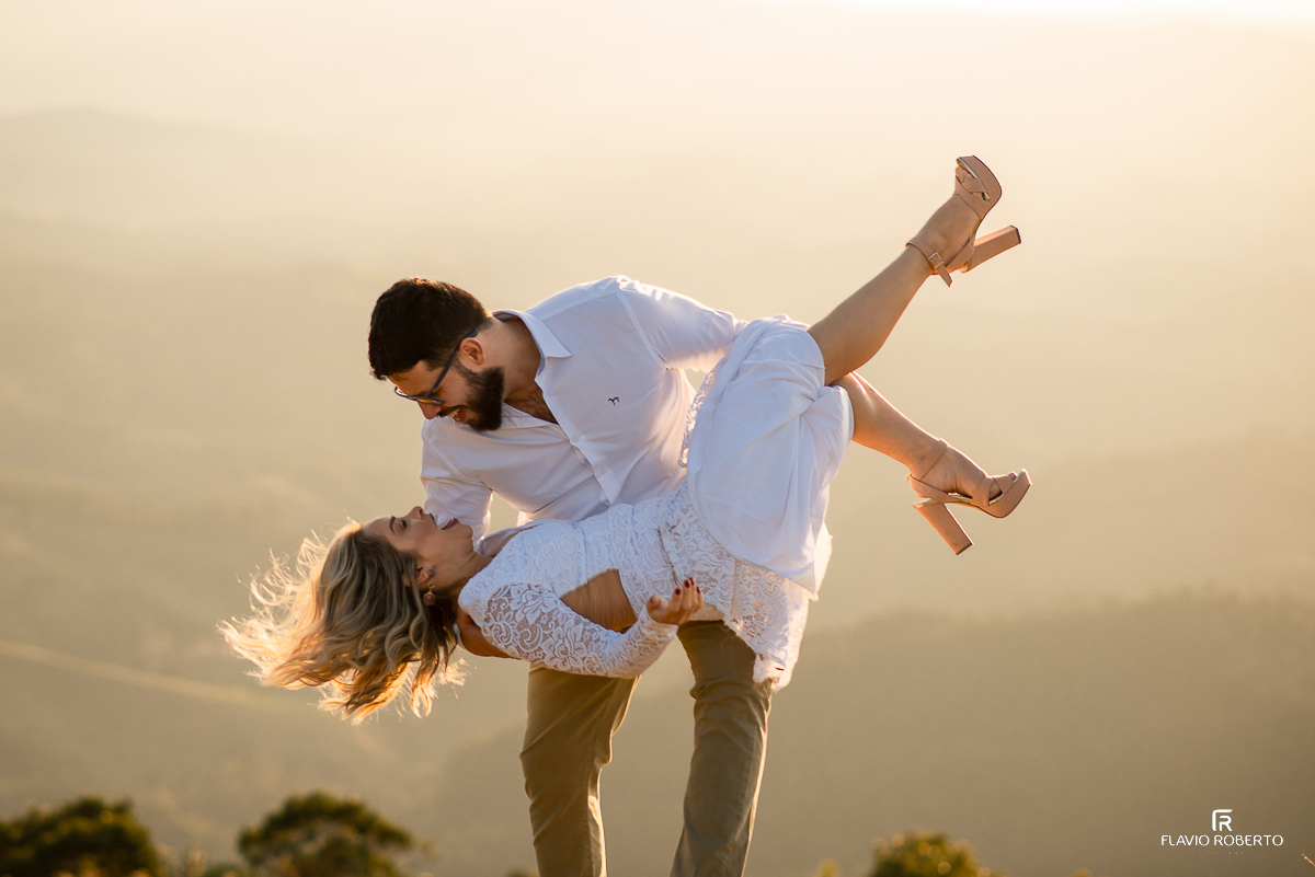 Noivo pegando sua noiva no colo no Pico Agudo em Santo Antônio do Pinhal 