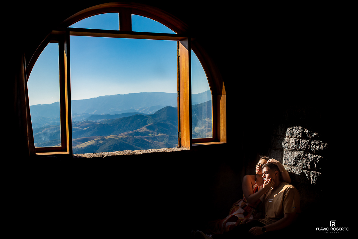 Noivos durante ensaio Pre Wedding no Castelo de Pedras em Itamonte-MG