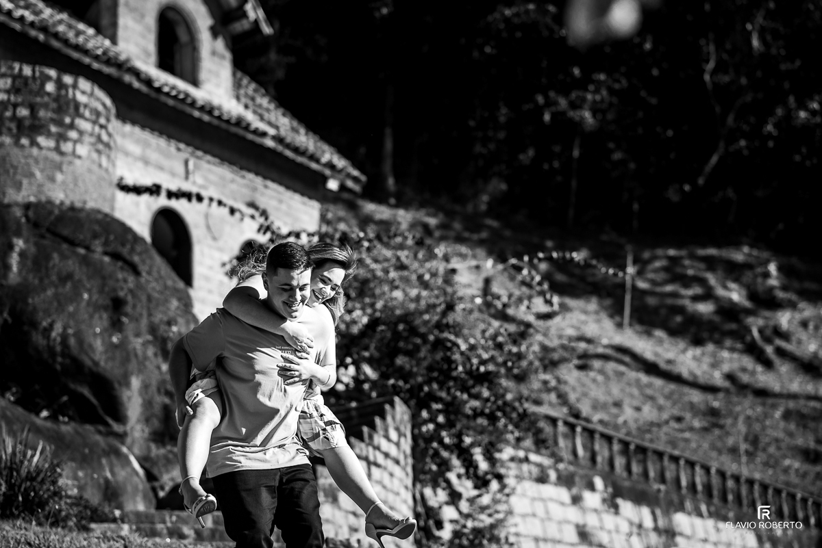 Noivos durante ensaio Pre Wedding no Castelo de Pedras em Itamonte-MG