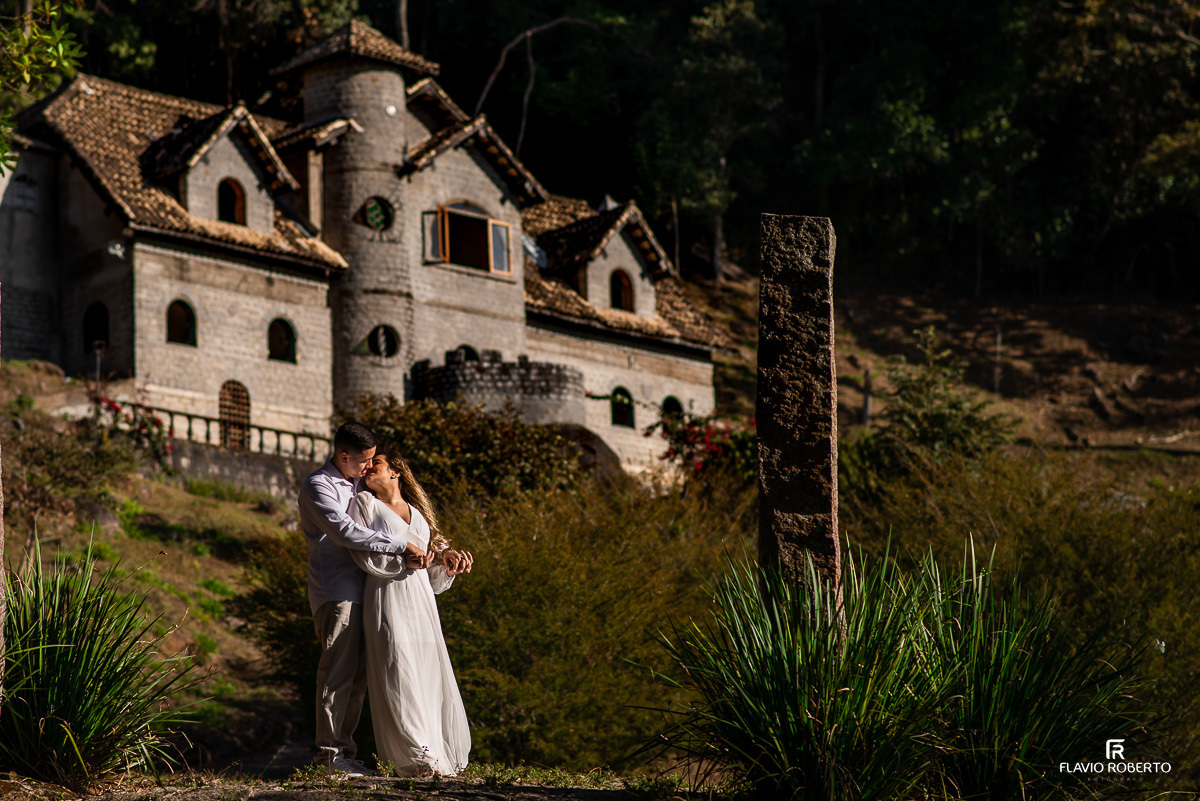 Noivos durante ensaio Pre Wedding no Castelo de Pedras em Itamonte-MG