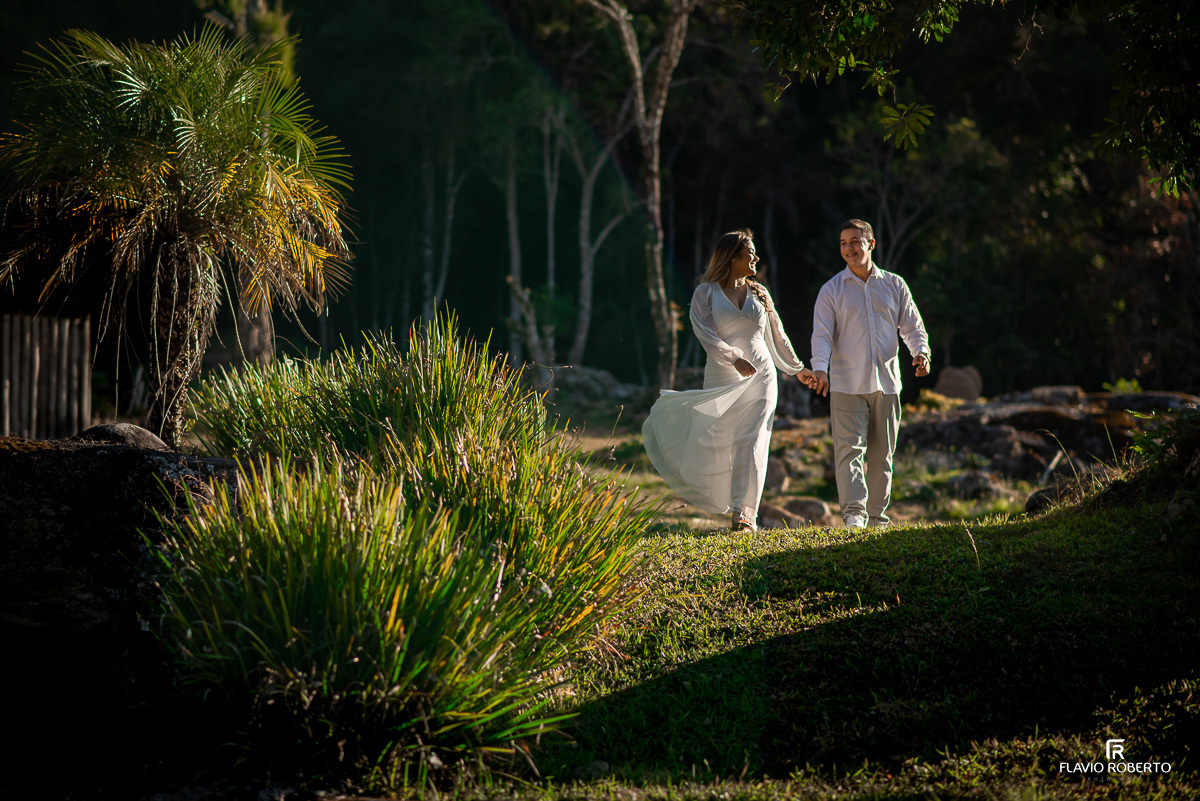 Noivos durante ensaio Pre Wedding no Castelo de Pedras em Itamonte-MG