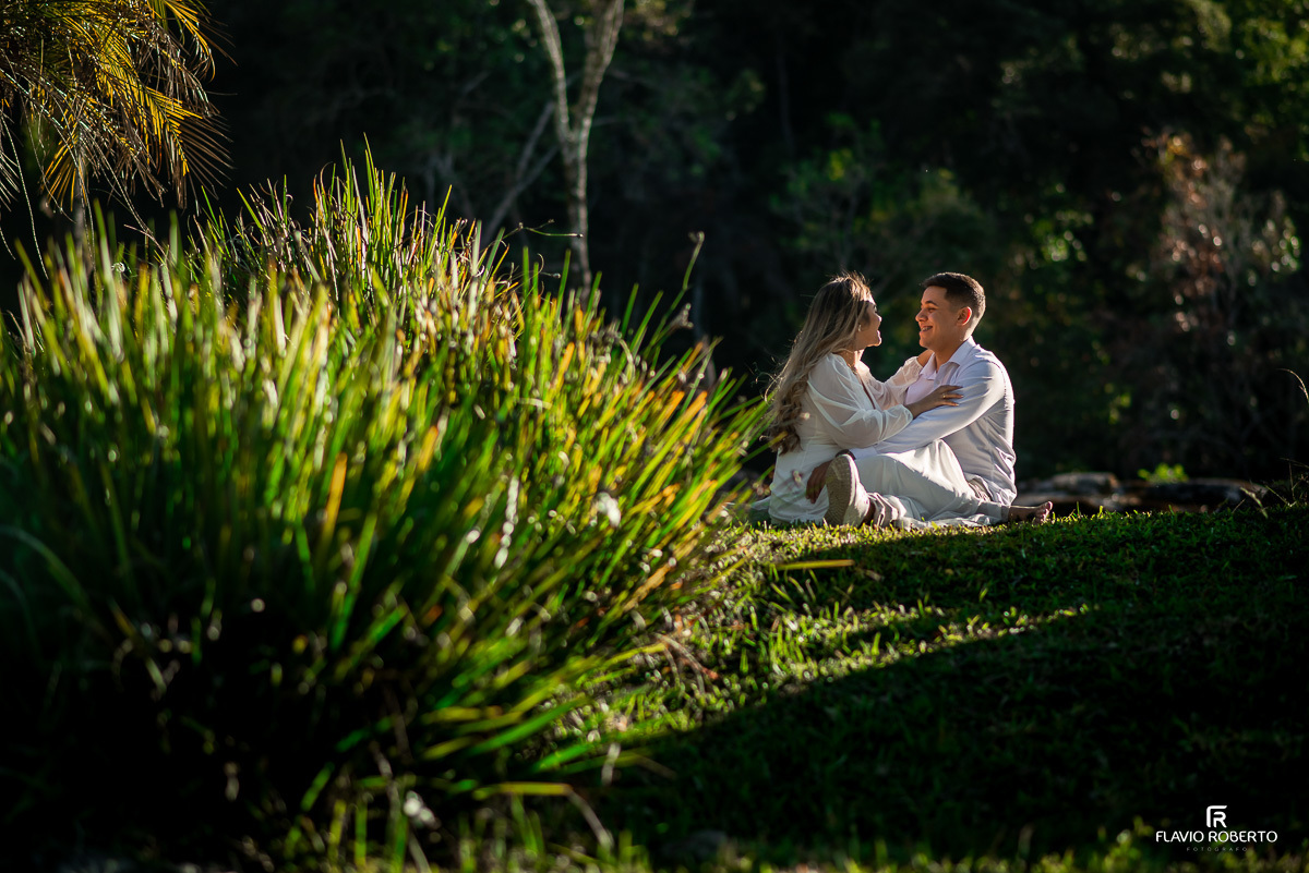 Noivos durante ensaio Pre Wedding no Castelo de Pedras em Itamonte-MG
