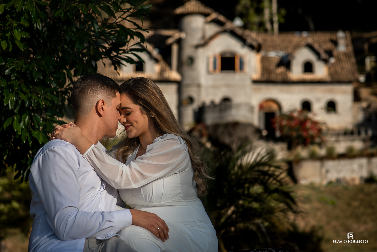 Noivos durante ensaio Pre Wedding no Castelo de Pedras em Itamonte-MG