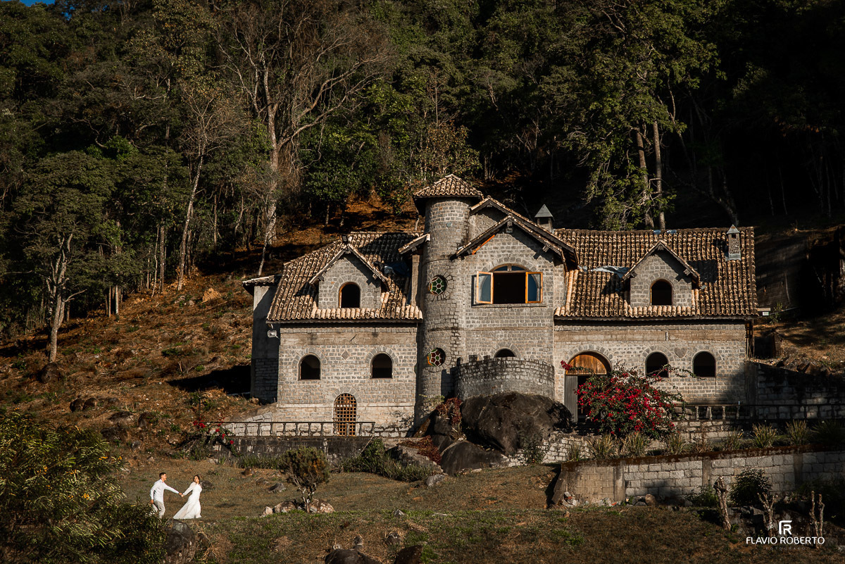 Noivos durante ensaio Pre Wedding no Castelo de Pedras em Itamonte-MG