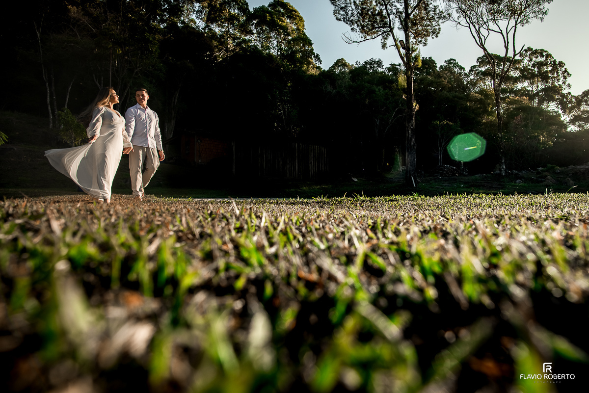 Noivos durante ensaio Pre Wedding no Castelo de Pedras em Itamonte-MG