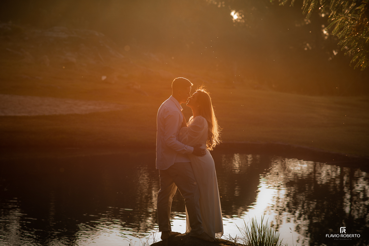 Noivos durante ensaio Pre Wedding no Castelo de Pedras em Itamonte-MG
