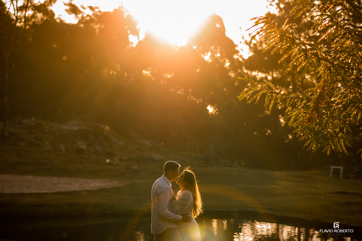 Noivos durante ensaio Pre Wedding no Castelo de Pedras em Itamonte-MG