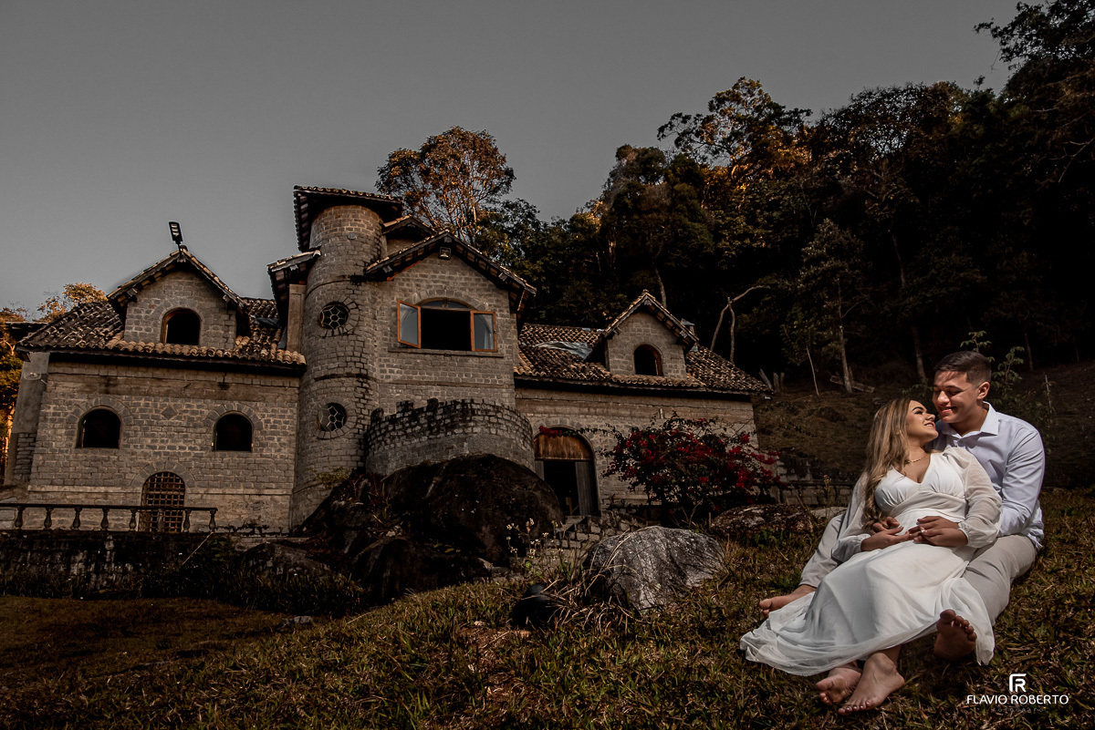 Noivos durante ensaio Pre Wedding no Castelo de Pedras em Itamonte-MG