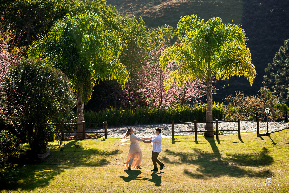 Casal de Noivos durante Ensaio Pre Wedding na Pousada Antigo Caminho do Ouro em Cunha-SP