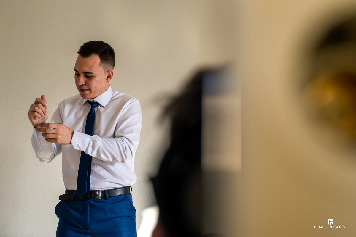 Noivo se arrumando em Casamento realizado na cidade de Cruzeiro em SP