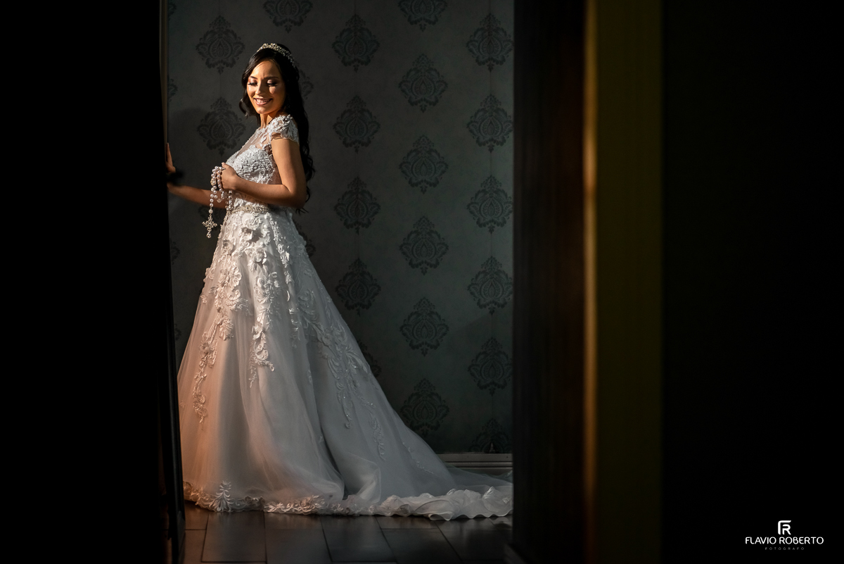  Noiva mostrando seu vestido durante making of no Centro De Beleza D&T em Casamento em Cruzeiro