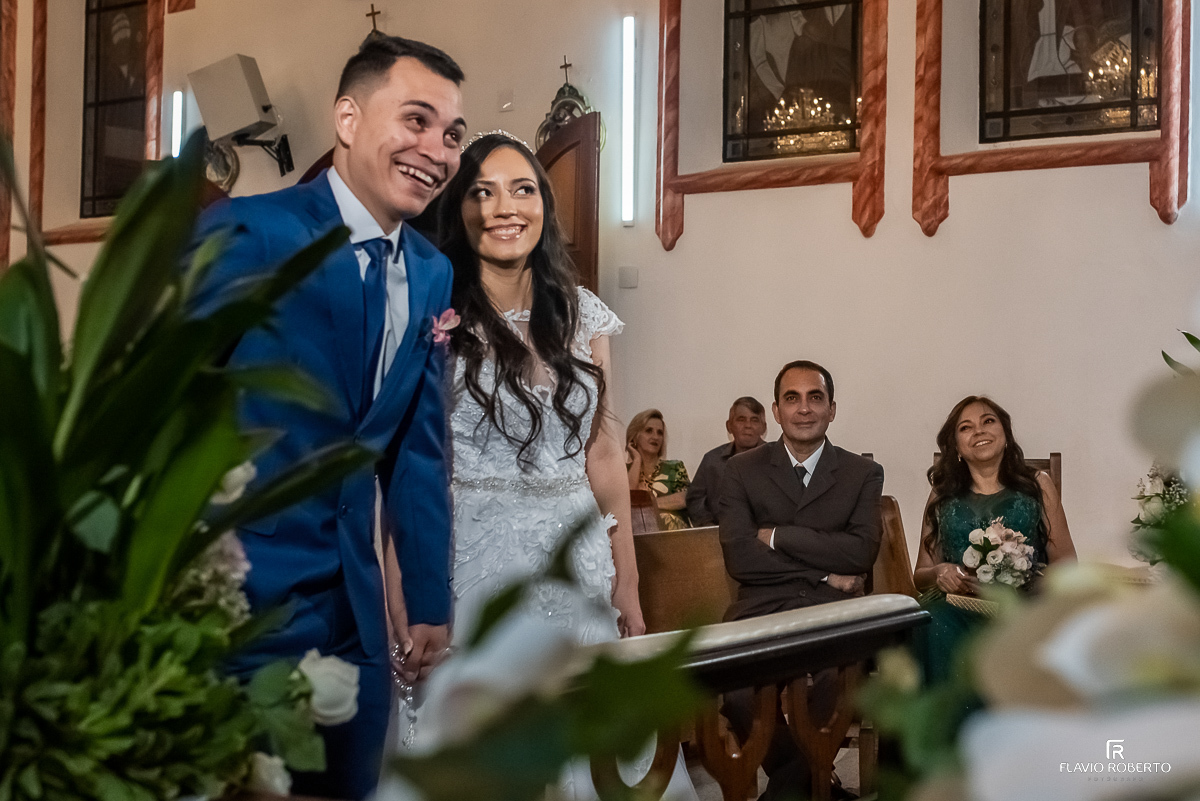noivos se beijando durante casamento realizado na Paróquia Santa Cecília em Cruzeiro