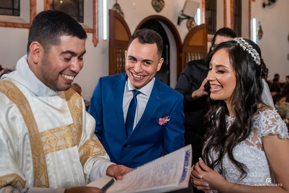 noivos se beijando durante casamento realizado na Paróquia Santa Cecília em Cruzeiro