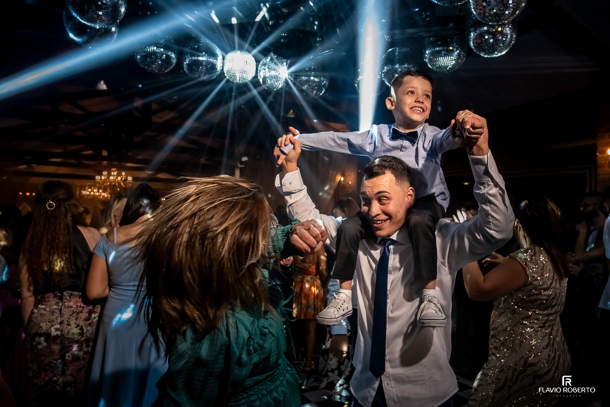 Noivos dançando durante a festa de casamento realizado no Farol do Vale de Cachoeira Paulista