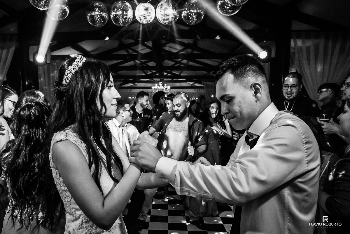 Noivos dançando durante a festa de casamento realizado no Farol do Vale de Cachoeira Paulista