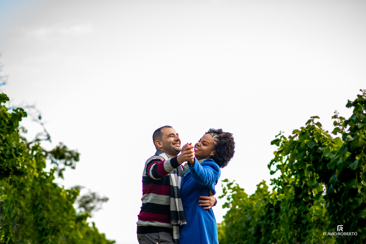 Noivos durante Ensaio Pre Wedding na Vinícola Villa Santa Maria em Sao Bento do Sapucaí. 
