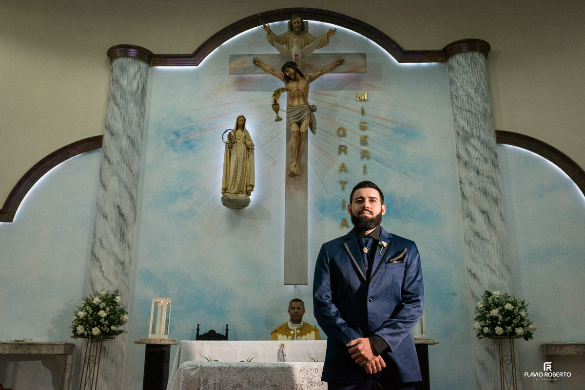 Noivo esperando a Noiva para o Casamento na Paróquia Nossa Senhora de Fátima em Guaratinguetá.