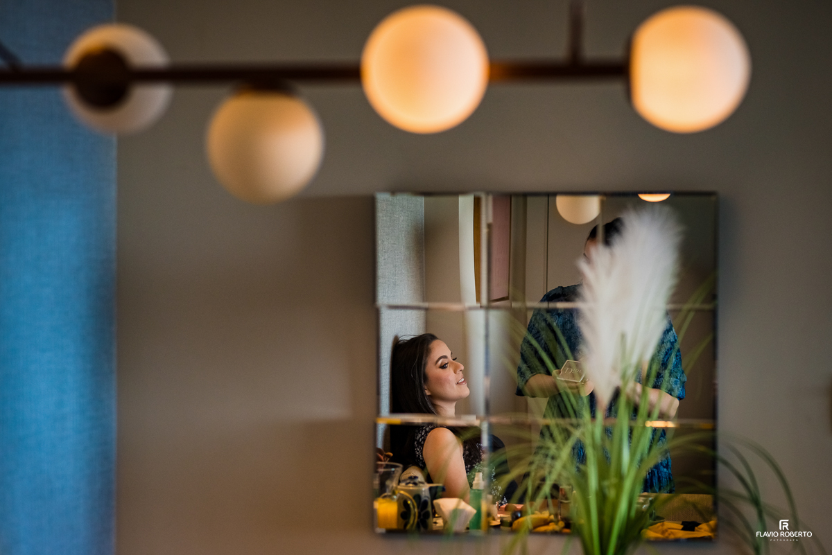 Reflexo da Noiva no espelho, durante Making Of em Casamento realizado em Taubaté-SP