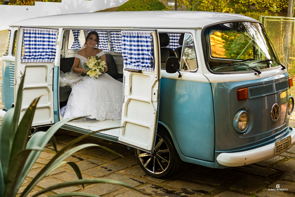 Noiva sentada dentro da Kombi antes de começar o Casamento no Espaço Verde Vale em Taubaté-SP