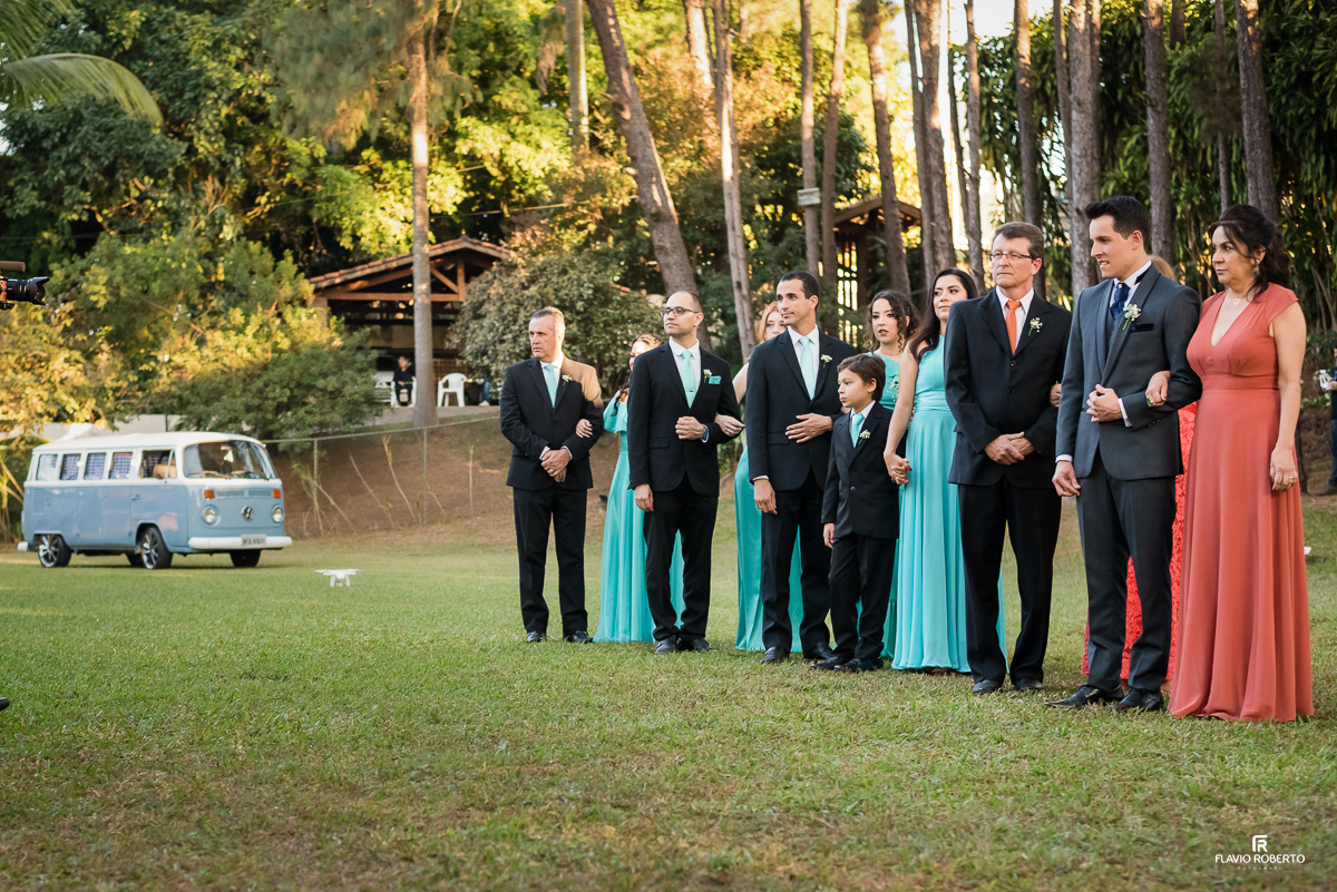 Padrinhos enfileirados para início do Casamento no Espaço Verde Vale em Taubaté-SP