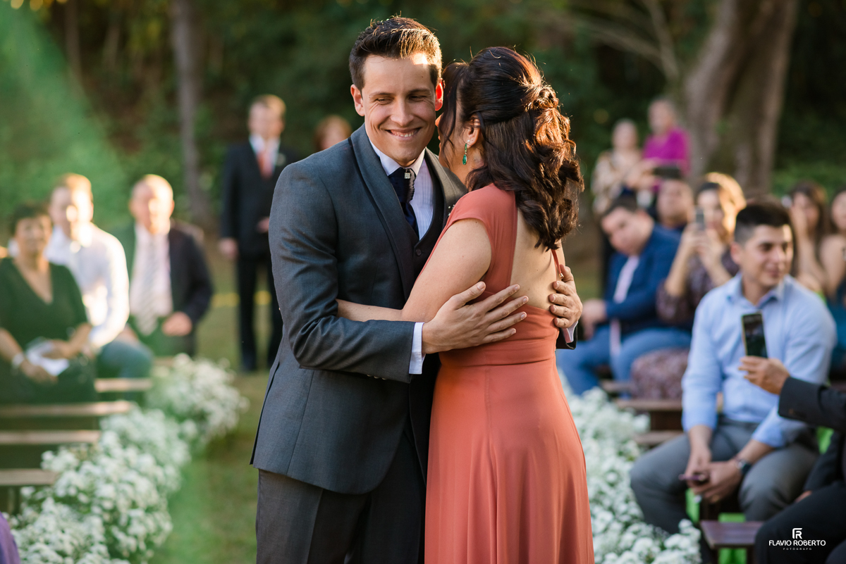 Noivo abraçando sua mãe em Casamento no Espaço Verde Vale em Taubaté-SP