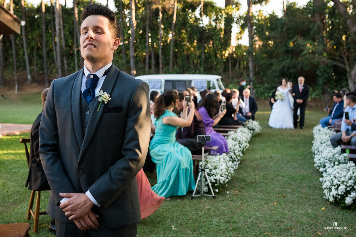 Noivo esperando a Noiva entrar durante seu Casamento no Espaço Verde Vale em Taubaté-SP