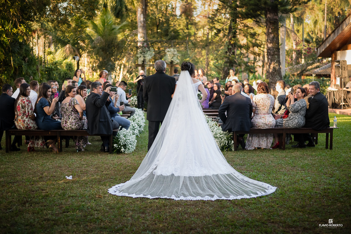 Noiva entrando com seu pai em Casamento no Espaço Verde Vale em Taubaté-SP