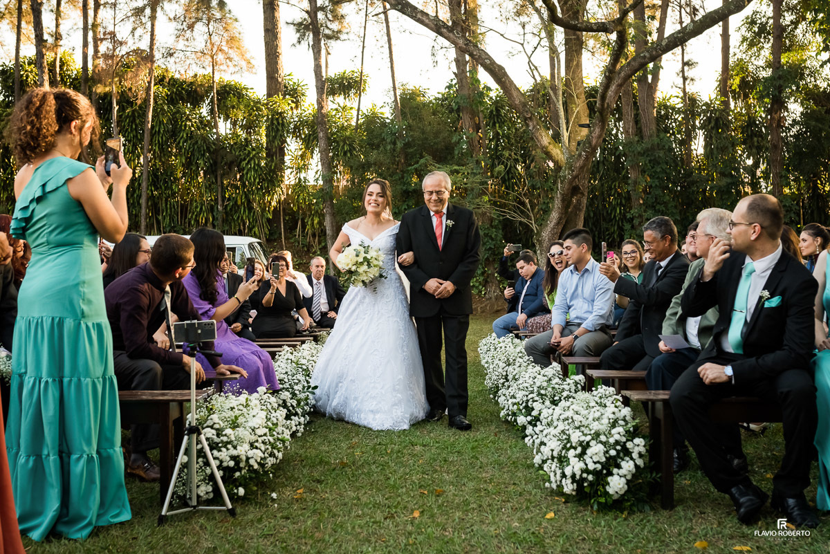 Noiva entrando com seu pai em Casamento no Espaço Verde Vale em Taubaté-SP