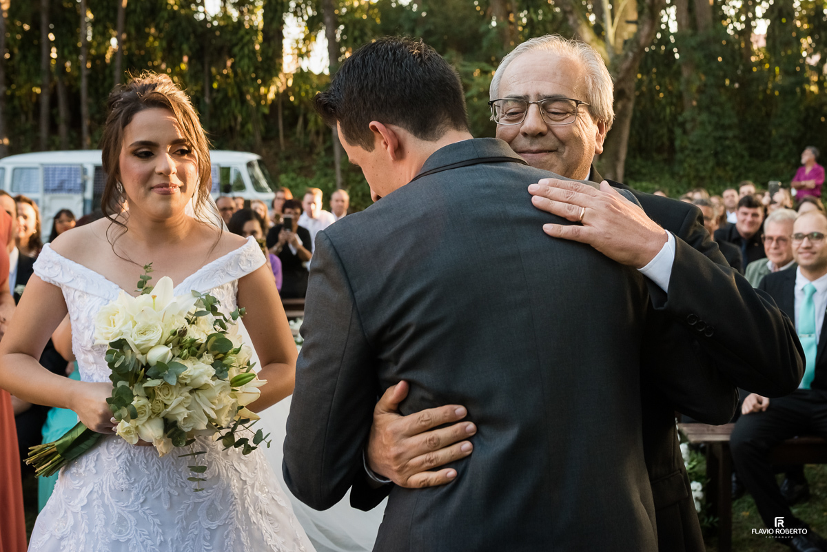 Noivo abraçando seu sogro no início do Casamento no Espaço Verde Vale em Taubaté-SP