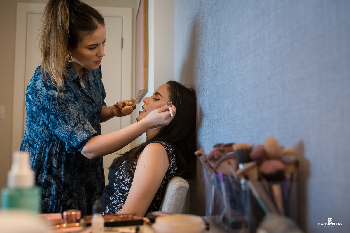 Noiva sendo maquiada para Casamento em Taubaté
