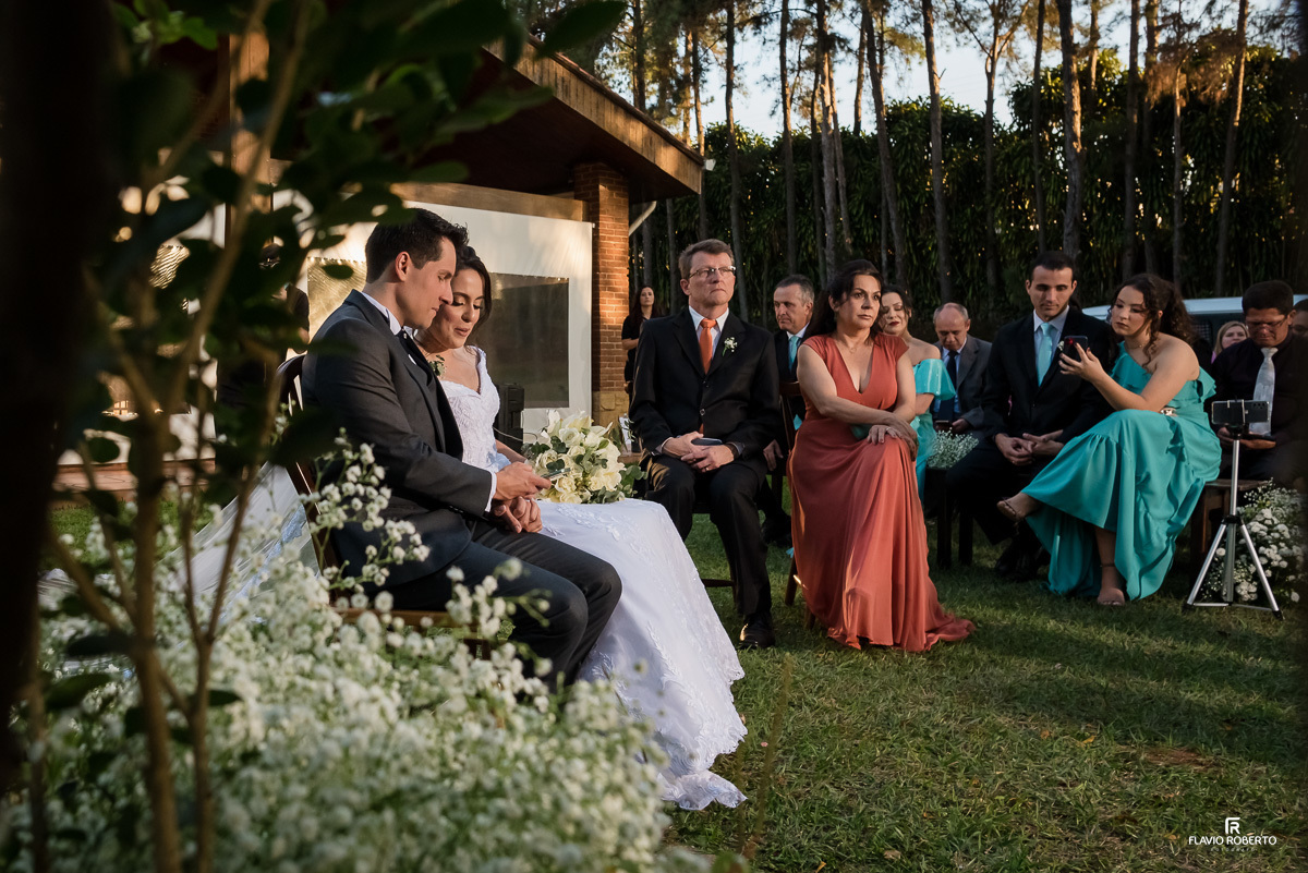 Noivos cantando durante cerimônia do Casamento no Espaço Verde Vale em Taubaté-SP