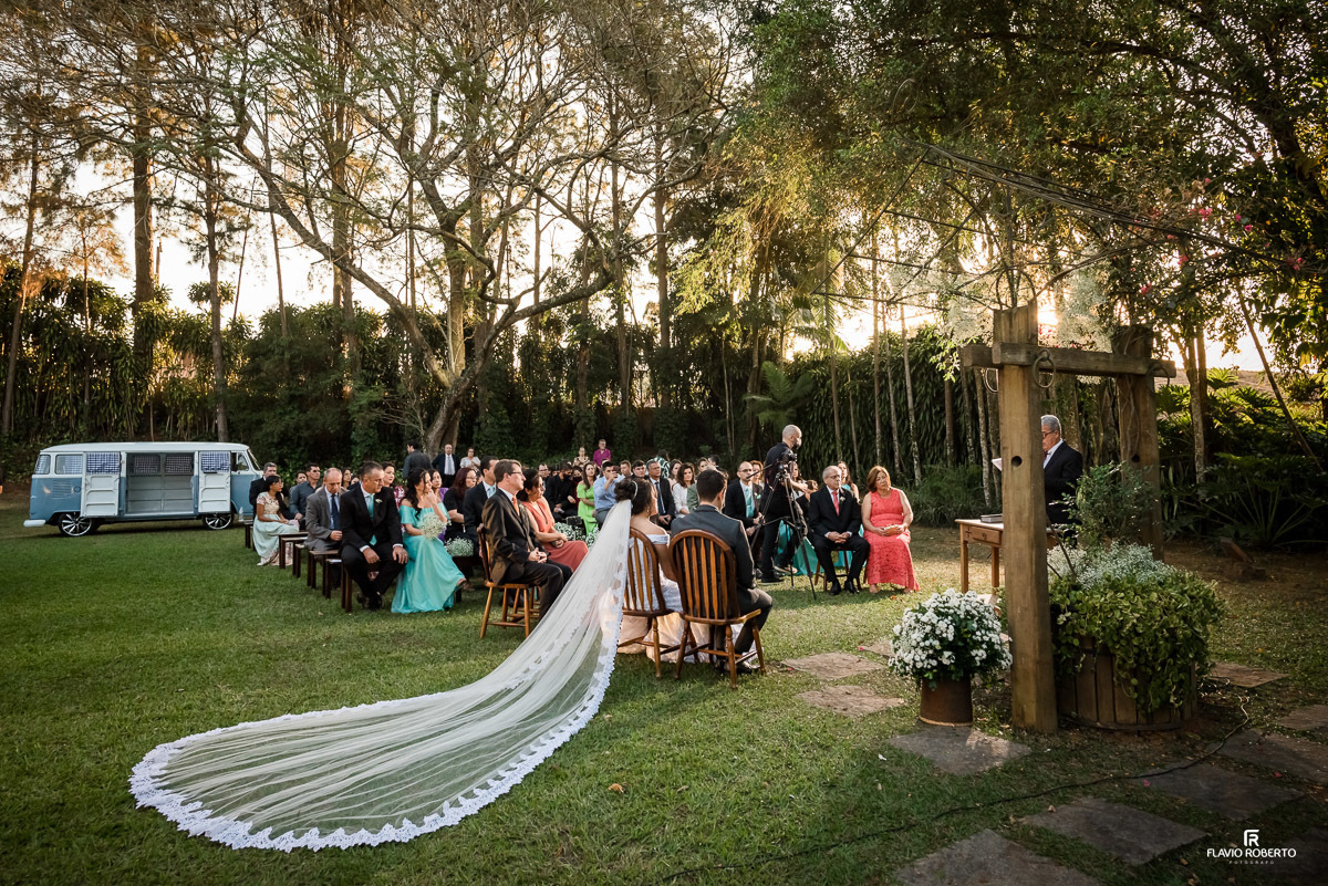 Foto panorâmica de Casamento no Espaço Verde Vale de Taubaté, com os convidados, véu da noiva e a Kombi