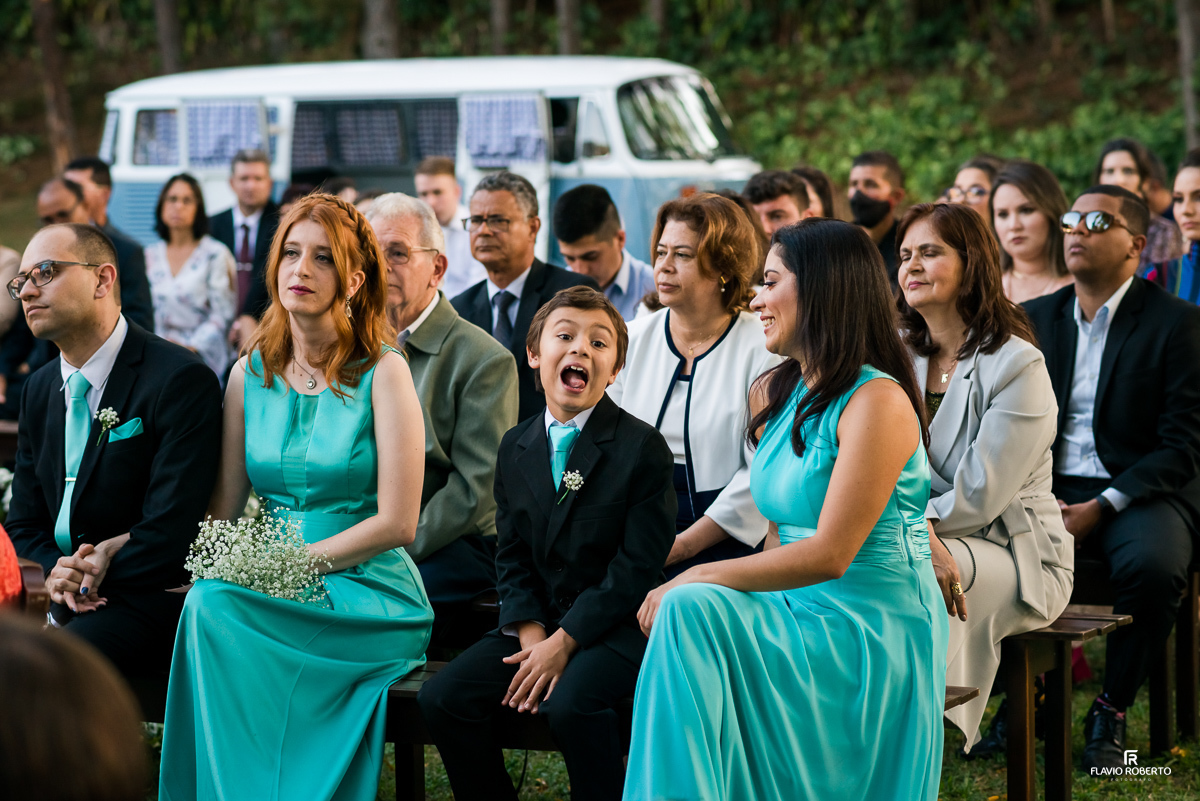 convidados durante a cerimônia de casamento no Espaço Verde Vale em Taubaté