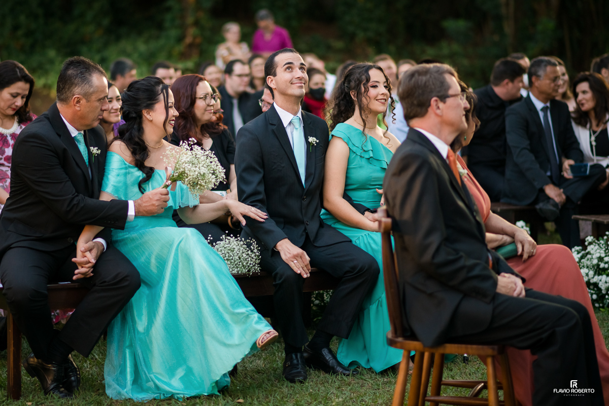 convidados durante a cerimônia de casamento no Espaço Verde Vale em Taubaté