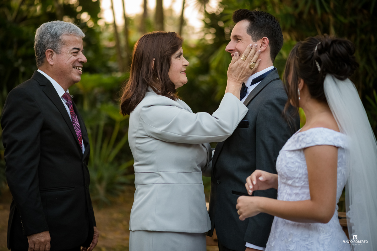 Sogra passando a mão no rosto do noivo, durante Casamento no Espaço Verde Vale em Taubaté-SP
