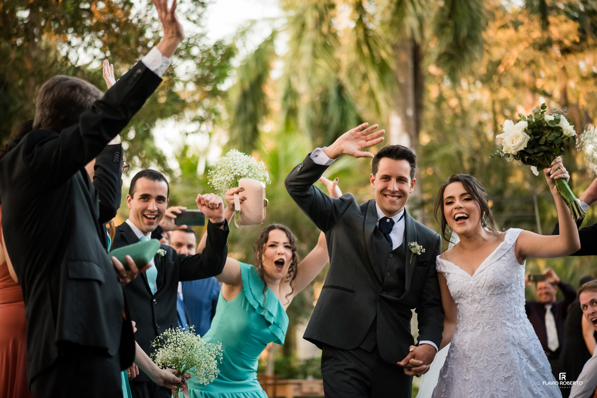 Convidados gritando durante a saída dos noivos em Casamento no Espaço Verde Vale em Taubaté-SP