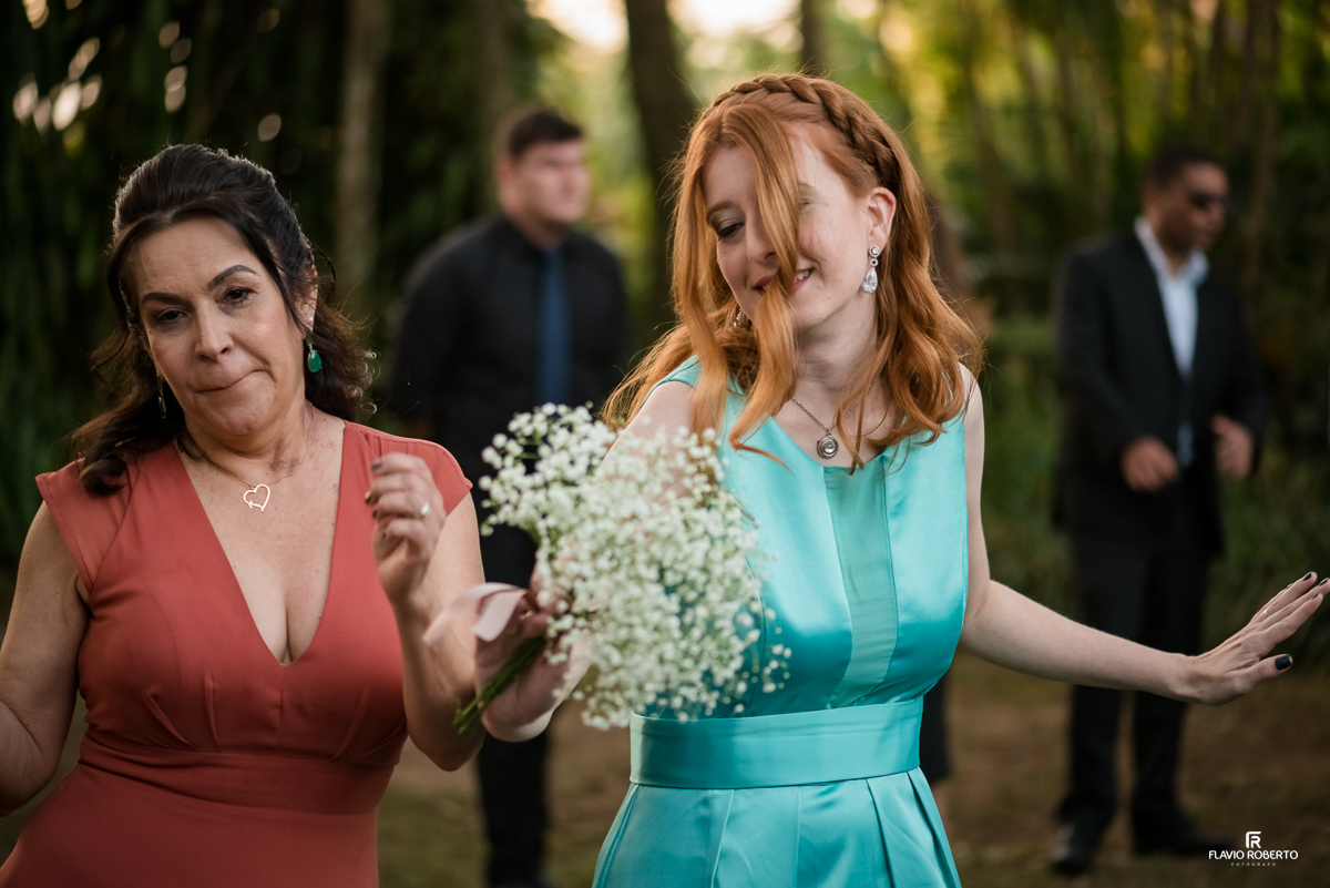 madrinhas dançando após a saída do casal durante Casamento no Espaço Verde Vale em Taubaté-SP
