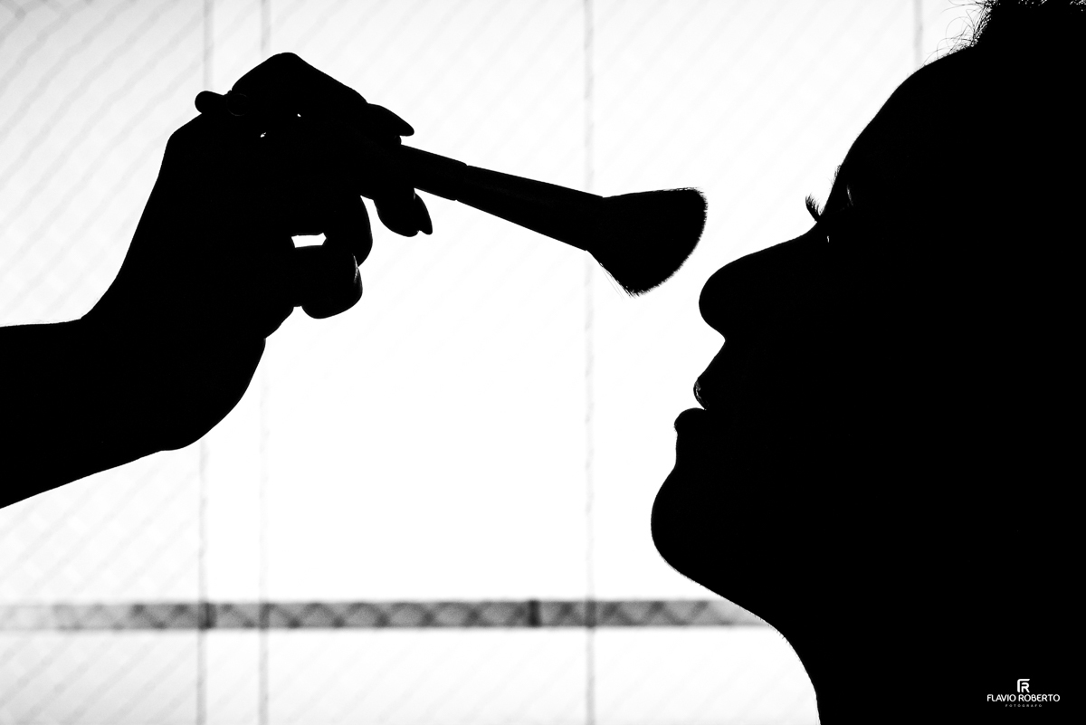 Noiva sendo maquiada para Casamento em Taubaté