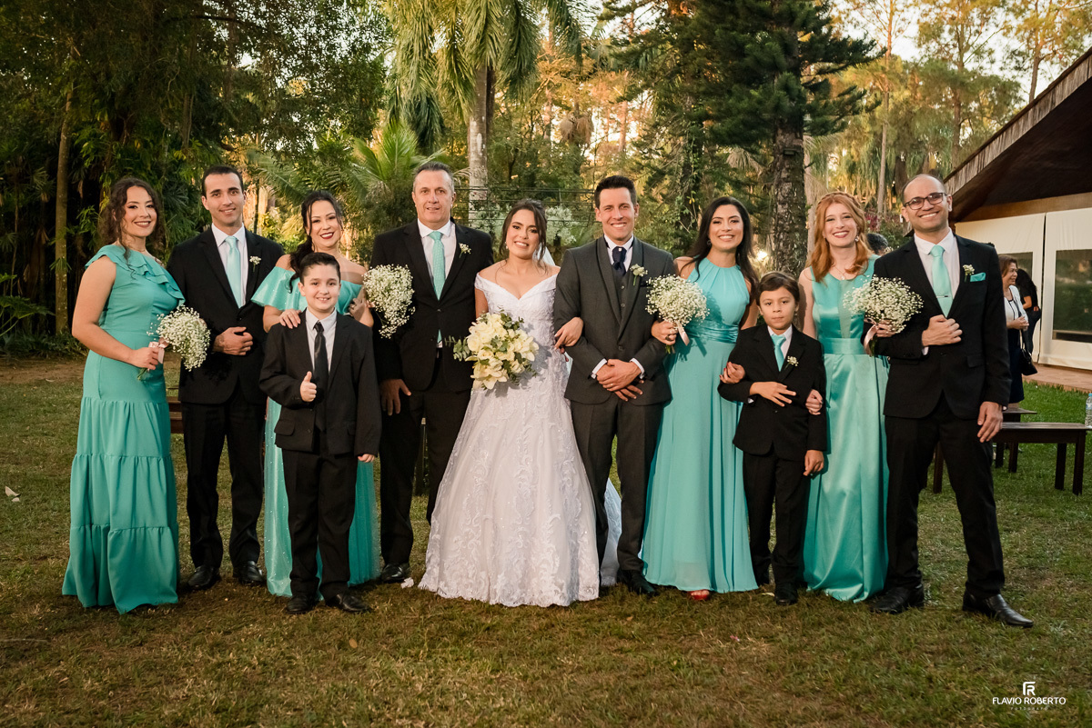 Casal com seus padrinhos após a cerimônia de Casamento no Espaço Verde Vale em Taubaté