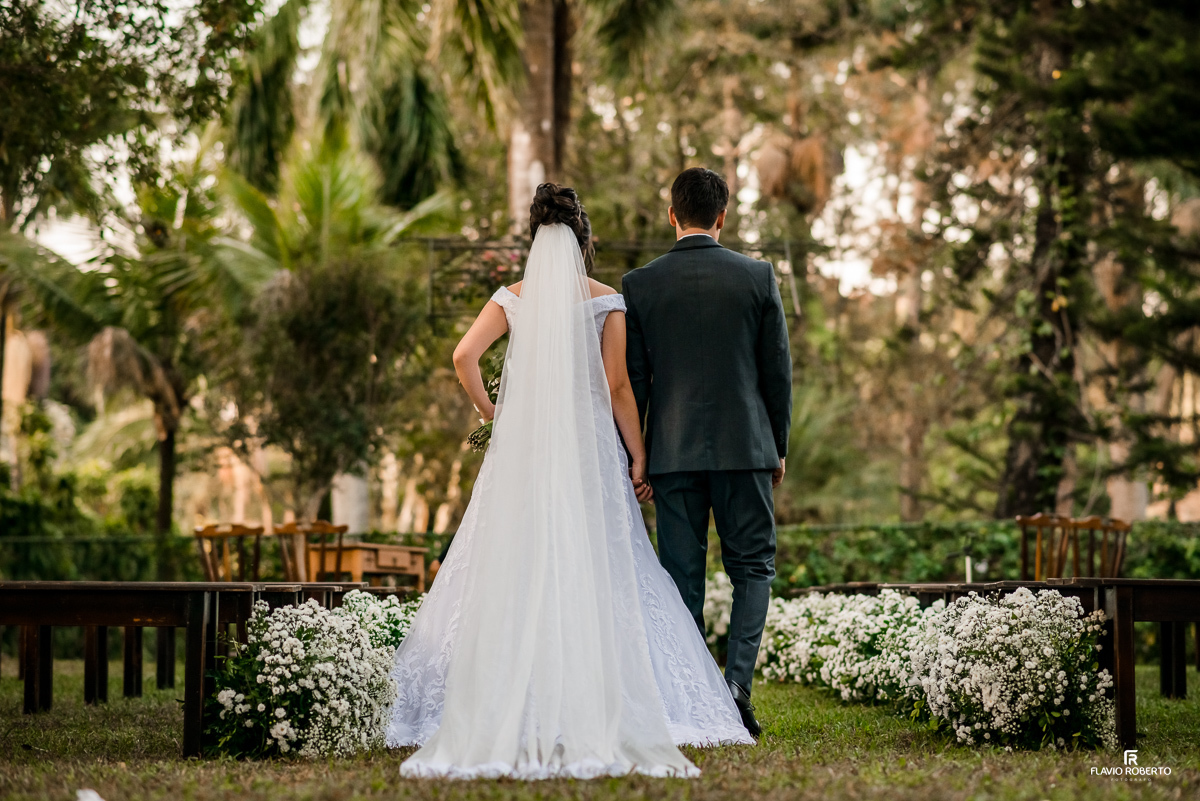 Noivos caminhando durante Casamento realizado no Espaço Verde Vale em Taubaté-SP