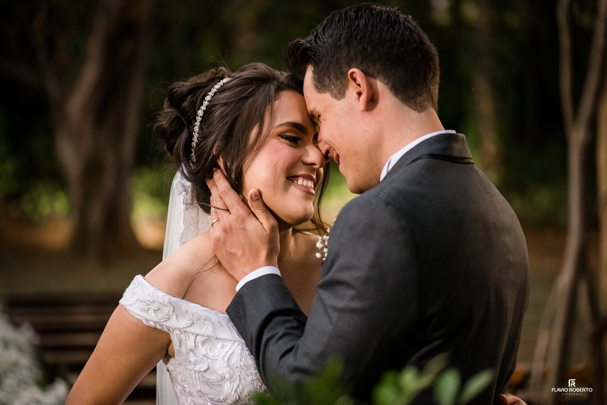 Noivos abraçados e se olhando durante Casamento realizado no Espaço Verde Vale em Taubaté-SP