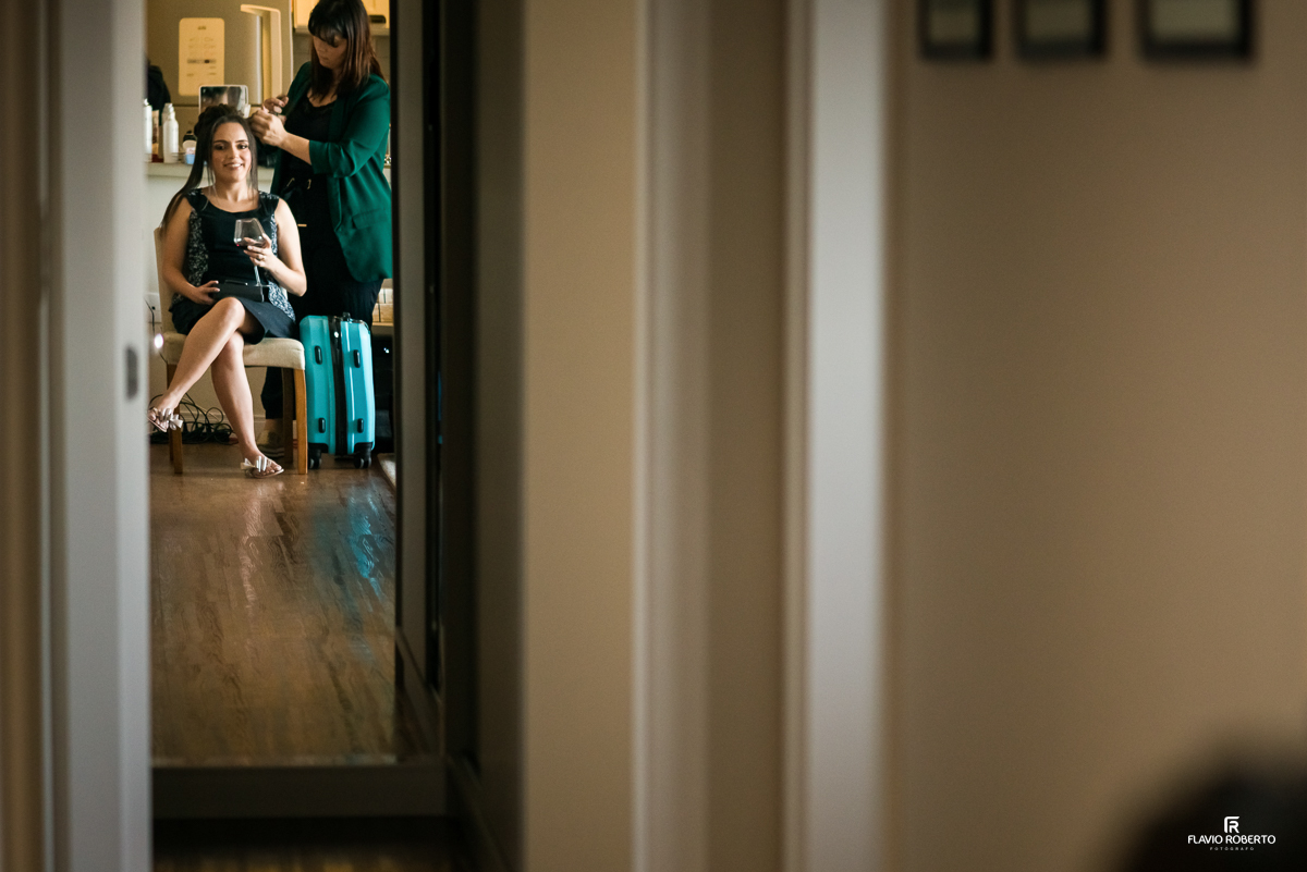 Noiva se maquiando durante making of em Taubaté