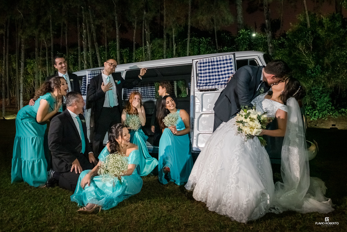 Casal com seus padrinhos na Kombi  durante Casamento no Espaço Verde Vale em Taubaté