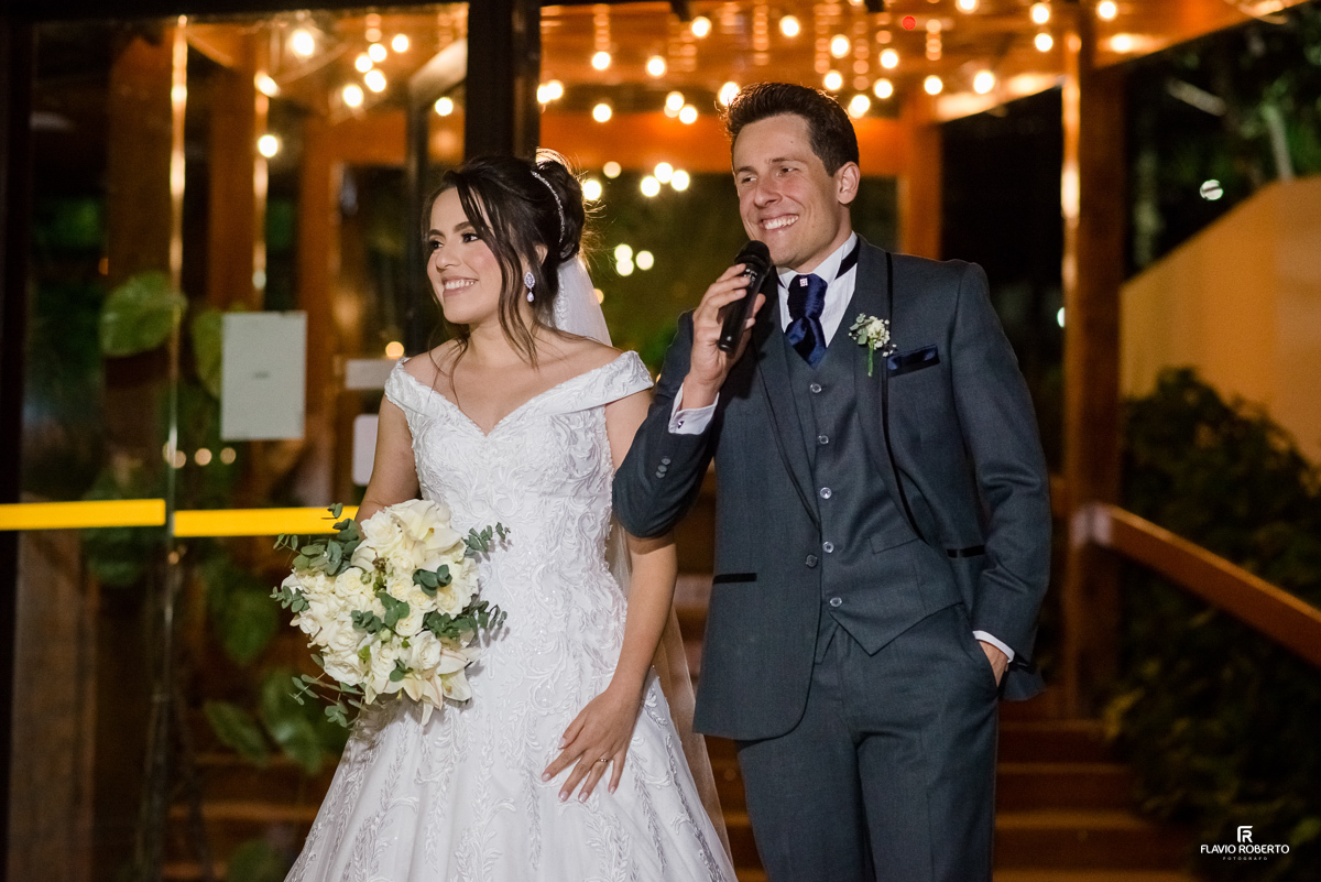 Noivos juntos durante a festa de casamento no Espaço Verde Vale de Taubaté 