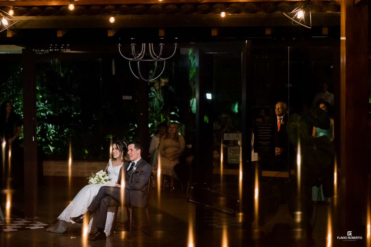 Noivos sentados durante a festa de casamento no Espaço Verde Vale de Taubaté 