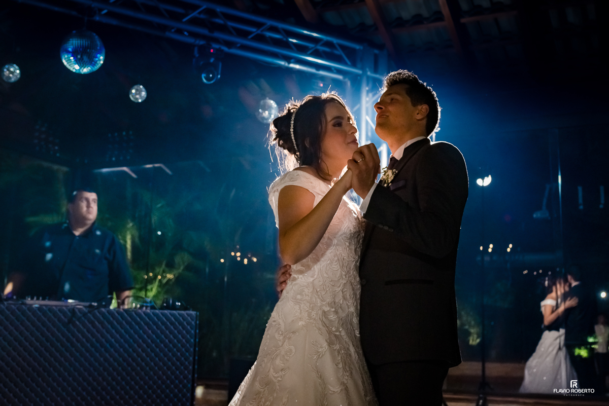 casal dançando durante a festa de casamento no Espaço Verde Vale de Taubaté 