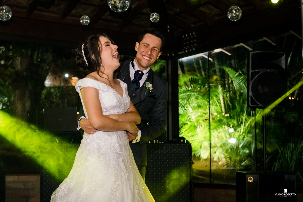 Noivos dançando durante a festa de casamento no Espaço Verde Vale de Taubaté 