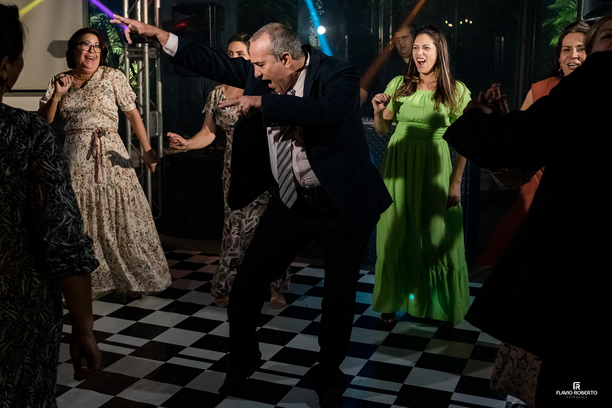amigos dançando na balada de casamento no Espaço Verde Vale de Taubaté 