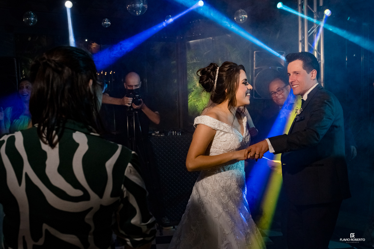 Noivos durante a balada de casamento no Espaço Verde Vale de Taubaté 