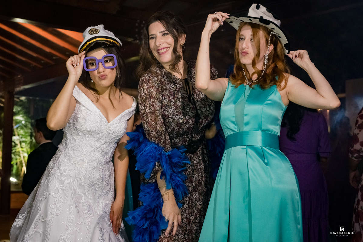 Noiva com suas amigas na cabine fotográfica durante a balada de casamento no Espaço Verde Vale de Taubaté 